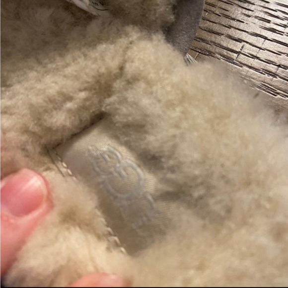 Silver Ugg slipper size 6 - Picture 5 of 6